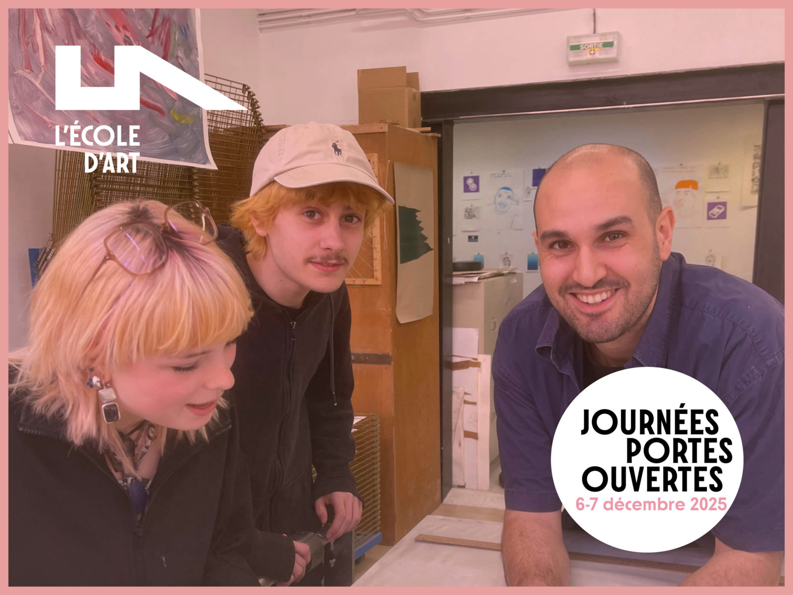 Trois personnes dans un atelier de L’École d’Art à Montreuil, souriantes et concentrées autour d’une table de travail. Image d’annonce des Journées Portes Ouvertes des 6 et 7 décembre 2025.